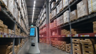 Smart retail robot scanning data in warehouse